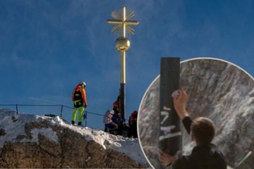 Sticker-Sünder bekleben frisch restauriertes Zugspitzkreuz: Verursacher stellen sich