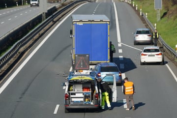 Unfall A4: BMW-Fahrerin bleibt auf Beschleunigungsstreifen stehen: Stau nach Karambolage auf A4
