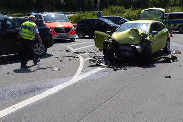 Heftiger Crash: Auto in Trümmern, fünf Menschen verletzt