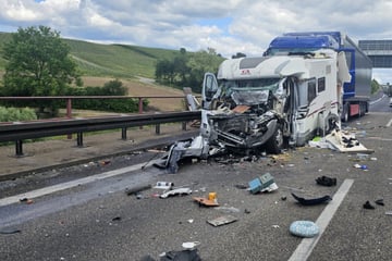 Unfall A6: Lkw kracht in Stauende: Drei Menschen bei Unfall auf A6 schwer verletzt