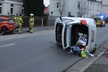 Übler Crash in Großzschachwitz: VW Polo kracht in parkendes Auto und kippt um