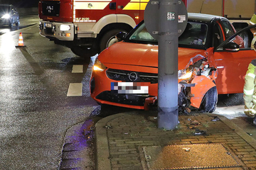Unfall in Gorbitz: Opel knallt beim Abbiegen gegen Laterne!