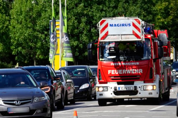 Crash in Chemnitz: Opel kracht in Feuerwehr-Fahrzeug