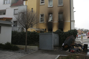 München: Wohnhaus in Flammen: Passanten alarmieren Notruf, Anwohner fliehen vor Feuer