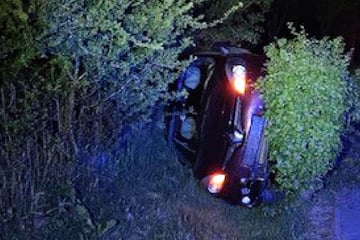 Zu viel getankt: Suff-Fahrt endet umgekippt im Gebüsch
