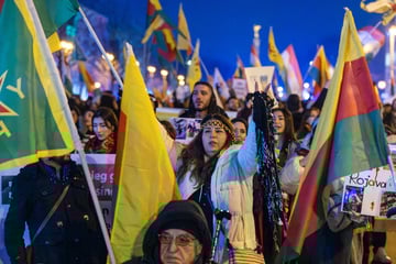 Steine und Flaschen fliegen bei pro-kurdischer Demo in Wedding: Polizist verletzt
