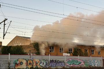 Dunkle Rauchwolken an Bahnhof bei Leipzig