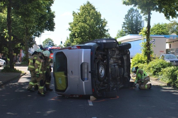 Frau dreht sich zu Kindern auf der Rückbank und knallt mit Auto gegen Baum!