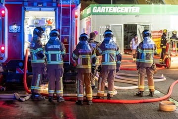 Leipzig: Brandstiftung in Baumarkt bei Leipzig? Gartenabteilung in Flammen