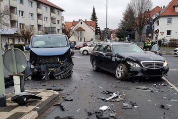 Mercedes stößt frontal mit Transporter zusammen: Kind und Fahrer verletzt