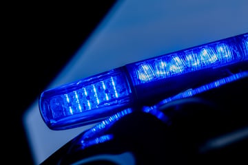 Eingangsbereich stark beschädigt: Explosion an Mehrfamilienhaus sorgt für Aufregung