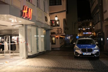 Bewaffneter Überfall auf Modegeschäft: Polizei fahndet nach mehreren Tätern