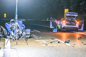VW-Fahrer verliert die Kontrolle und erfasst zwei Menschen auf dem Seitenstreifen