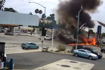 Fatal high speed car crash in LA "looks like a war zone"