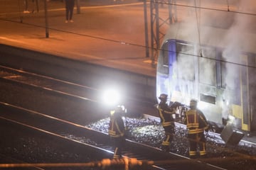 Zug fängt Feuer: Fahrgäste müssen evakuiert werden, Bahnhof gesperrt