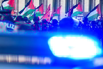 Pyrotechnik und Pfefferspray-Einsatz: Riesen-Ansturm bei pro-kurdischer Demo in Stuttgart