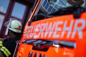 Mehrfamilienhaus steht in Brand: Zwei Menschen verletzt
