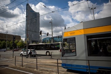 Leipzig: Mann wird am Augustusplatz von Straßenbahn erfasst