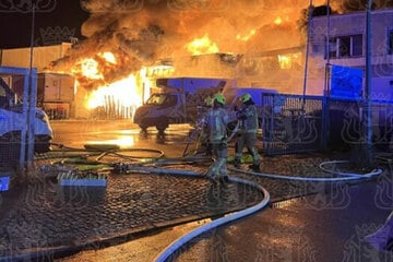 Berlin: Feuerwehreinsatz in Charlottenburg: Fabrik steht in Flammen