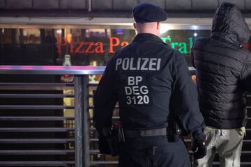 Nachdem er aufflog: Schwarzfahrer greift Polizisten mit verstärkten Handschuhen an