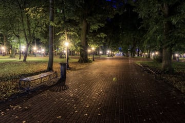 Rassismus im Park: Betrunkener zeigt Hitlergruß und beleidigt die Security