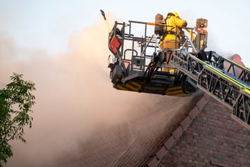 Komplizierter Großeinsatz im Norden: Bauernhaus in Flammen