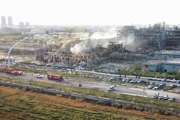 Chemiefabrik explodiert: Mindestens fünf Menschen sterben