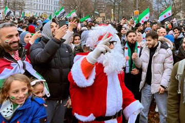 Berlin: Auch der Weihnachtsmann macht mit: Tausende feiern in Berlin Assad-Sturz