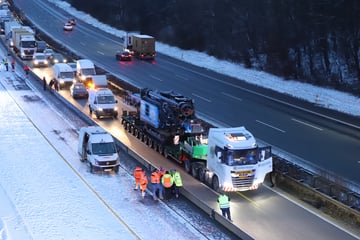 Unfall A3: Schwertransport bleibt auf A3 liegen: Verkehr staut sich auf etlichen Kilometern