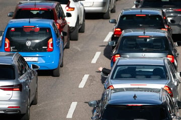 Unfall A7: Sattelschlepper brennt lichterloh auf A7: Vollsperrung und rund 20 Kilometer Stau