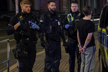 Messerattacke: Streit an Karneval eskaliert: 19-Jähriger sticht in Bus auf drei Menschen ein