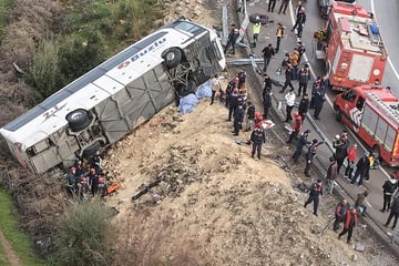 Reisebus verunglückt - acht Tote, 26 Verletzte