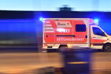 Ohne Führerschein auf Moped: Teenager kracht in Laster, Beifahrerin schwer verletzt