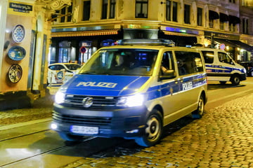 Dresden: Männer prügeln in Dresdner Neustadt aufeinander ein: Als Polizei kommt, eskaliert die Lage