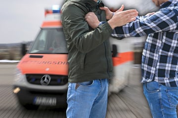Männer rufen nach Streit den Rettungsdienst und verletzen zwei Sanitäter