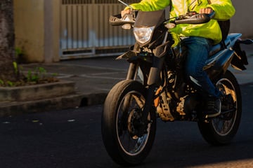 Leipzig: Eingetretene Tür bringt Polizei auf Plan: Beamte finden gestohlenes Motorrad