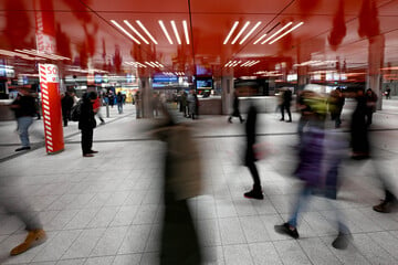 Unfall am Marienplatz: Mann klemmt Tüte in S-Bahn und lässt nicht los!