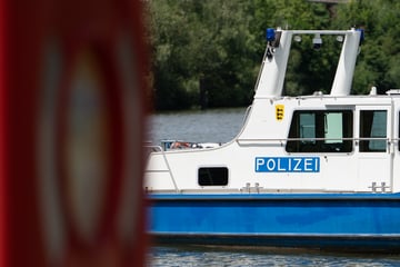 Waffe in Magdeburger Elbe entdeckt: Feuerwehr-Boot fährt sich fest
