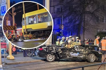 Böse Kollision mit Stadtbahn: Autofahrer in totalem Wrack eingeklemmt
