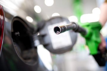 Mit Zapfschlauch losgefahren: Betrunkener Tourist sorgt für Einsatz an Tankstelle