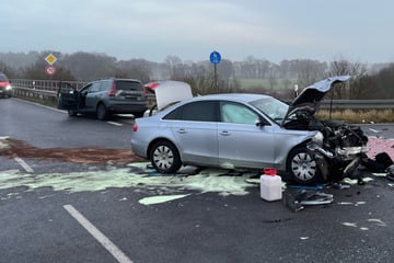 Dacia übersieht Audi: Beifahrerin bei Unfall schwer verletzt