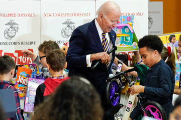 Auf Militärstützpunkt: Joe Biden wird Weihnachtsmann-Helfer