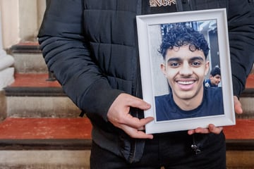 15-Jähriger stirbt bei Balkonsturz: Prozess beginnt mit stummer Anklage des Vaters