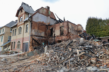 Todes-Drama in Sachsen: Haus explodiert, Mann leblos in Trümmern gefunden