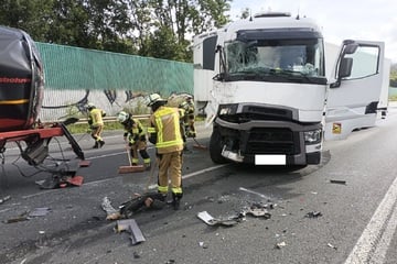 Unfall A1: Heftiger Crash auf A1: Lkw kracht gegen Gefahrgut-Laster - Autobahn voll gesperrt