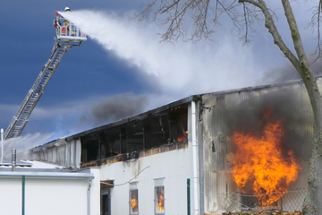 Leipzig: Lagerhalle im Landkreis Leipzig brennt: Feuerwehren im Großeinsatz