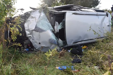 Unfall A4: VW kracht gegen Leitplanke und überschlägt sich: Fahrer nach A4-Unfall schwer verletzt