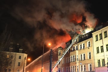 Riesige Rauchwolke über Innenstadt von Halle: Gebäude steht lichterloh in Flammen