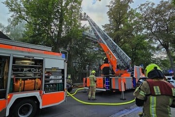 Berlin: Dach brennt in Grunewald: Feuerwehr stundenlang im Einsatz