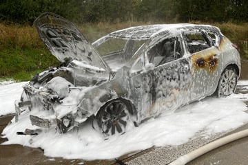 Unfall A9: Opel brennt plötzlich: A9 Richtung München zeitweise voll gesperrt